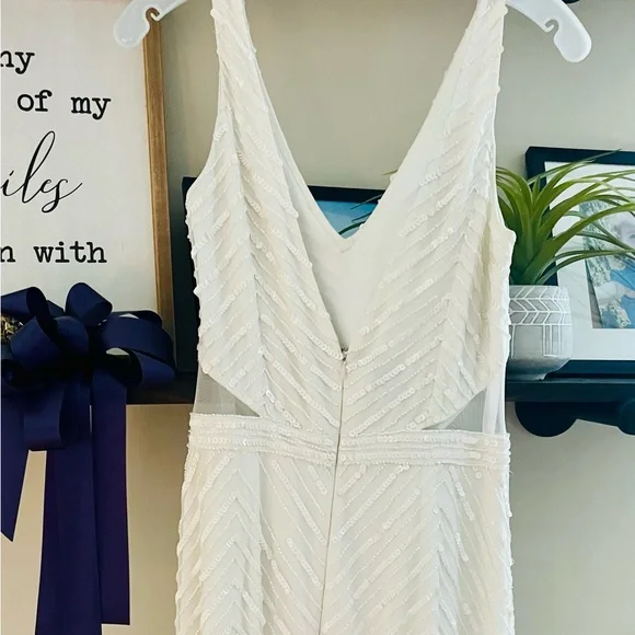 Elegant White Sleeveless Dress - Picture 3 of 3